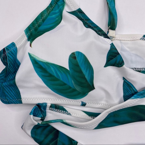 Cupshe Tie Front Bikini Swimsuit Top. NWOT tag fell off has not been worn - Picture 3 of 4